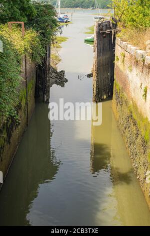 Histoic porte con serratura in legno all'ingresso del Chichester Canale Foto Stock
