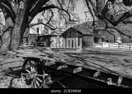 Vista in bianco e nero degli edifici storici del set cinematografico nella Santa Monica Mountains National Recreation Area, sito del Paramount Ranch vicino a Los Angeles Cal Foto Stock