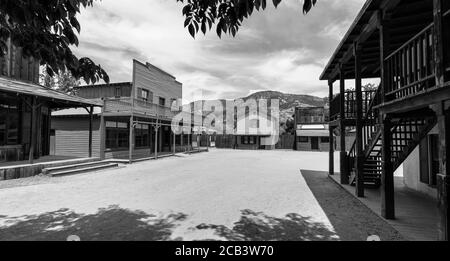 Vista panoramica in bianco e nero sulla storica strada del set cinematografico Di proprietà del servizio del parco nazionale degli Stati Uniti al Paramount Ranch in La Santa Monica Mountains Nationa Foto Stock