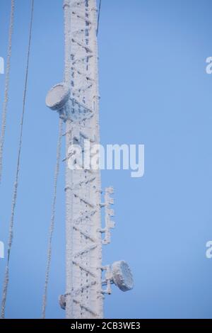 Vista della struttura dell'antenna completamente innevata e delle antenne a Winter , Finlandia Foto Stock