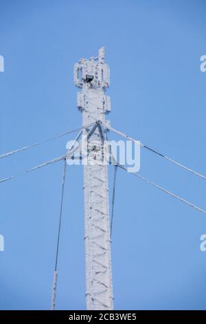 Vista della struttura dell'antenna completamente innevata e delle antenne a Winter , Finlandia Foto Stock