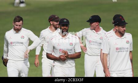 CHESTER LE STREET, INGHILTERRA. 10 AGOSTO 2020. Liam Hurt guida la squadra del Lancashire fuori dopo aver reclamato quattro per 27 nei loro inning e 18 vittoria di corsa nella partita del Trofeo Bob Willis fra il randello del Cricket della contea di Durham e il Lancashire a Emirates Riverside, Chester le Street (accreditamento: Contrassegno Fletcher | NOTIZIE DEL MI) accreditamento: MI News & Sport /Alamy Live News Foto Stock