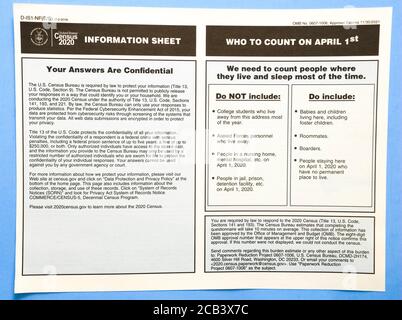 Gli enumeratori (Census takers) consegnano un foglio informativo prima di porre domande specifiche e registrare le risposte di individui che non hanno completato e restituito un questionario del censimento degli Stati Uniti del 2020 inviato alle loro case. Il foglio sottolinea che le loro risposte sono riservate ed elenca chi nella sede deve essere contato. Un lato del foglio è in inglese, l'altro in spagnolo. L'indagine sulla popolazione a livello nazionale è stata presa ogni dieci anni dal 1790, come stabilito dalla Costituzione degli Stati Uniti. I dipendenti temporanei del Census Bureau degli Stati Uniti trascorrono circa 10 minuti in ogni casa per ottenere le informazioni Foto Stock
