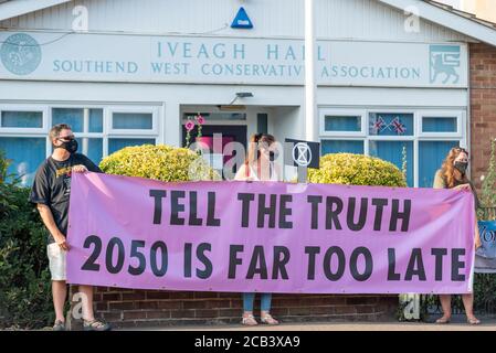 Leigh Road, Leigh on Sea, Essex, Regno Unito. 10 agosto 2020. La filiale di Southend della ribellione dell'estinzione ha tenuto una protesta fuori dall'ufficio della circoscrizione di Iveagh Hall di David Amess, deputato conservatore di Southend West. I manifestanti sul cambiamento climatico hanno indetto un cartello con la dicitura "Tell the Truth" (Tell the Truth) in relazione all'obiettivo del Regno Unito di raggiungere le emissioni nette zero entro il 2050, che a loro avviso è troppo tardi. I NOAA hanno previsto un evento dell'oceano blu di ghiaccio artico di fusione Foto Stock