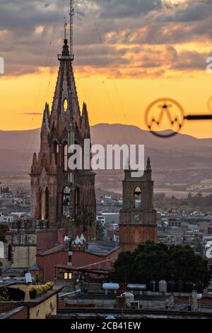 Tramonto sull'iconica chiesa Parroquia de San Miguel Arcangel vista da Via Correo nel centro storico di San Miguel de Allende, Guanajuato, Messico. Foto Stock