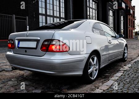 RIGA, LETTONIA - 22 APRILE 2018: Argento Mercedes-Benz Coupe CLK200 Kompressor - W208, 2001. Foto Stock