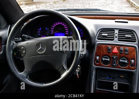 RIGA, LETTONIA - 22 APRILE 2018: Interno Mercedes-Benz Coupe CLK200 Kompressor argento - W208, 2001. Foto Stock