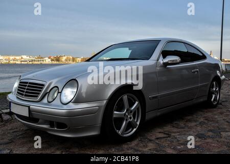 RIGA, LETTONIA - 22 APRILE 2018: Argento Mercedes-Benz Coupe CLK200 Kompressor - W208, 2001. Foto Stock