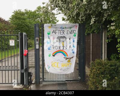 Messaggio di speranza tratto dai bambini durante la pandemia del coronavirus del 2020, come si è visto a Cambridge, Regno Unito. Foto Stock