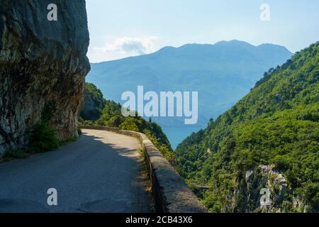 Sentiero del Ponale, sul lago di Garda, Trentino, Italia, ricavato dalla vecchia strada della valle del Ledro Foto Stock