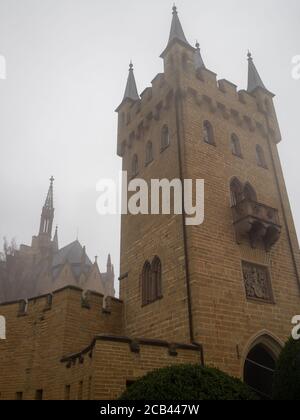 Burg Hohenzollern Torturm nella nebbia Foto Stock