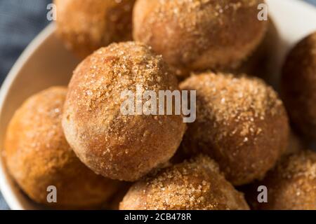 Ciambelle di ciambelle di zucchero alla cannella fritte fatte in casa pronte a mangiare Foto Stock