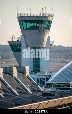 Helsinki / Finlandia - 15 aprile 2018: La torre di controllo del traffico aereo dell'aeroporto Helsinki-Vantaa, gestita da Finavia, gestisce oltre 600 aerei Foto Stock