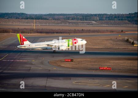 Helsinki / Finlandia - 15 aprile 2018: Un Airbus A320 gestito da Air Portugal TAP in partenza dall'aeroporto Helsinki-Vantaa. Foto Stock