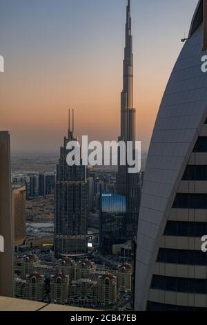 Vista aerea dei punti di riferimento e delle attrazioni turistiche del centro di Dubai - Burj Khalifa al tramonto | Viaggi di lusso nel mezzo Est Foto Stock