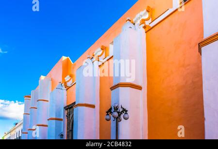 Facciata Arancione Santa Clara De Asis Chiesa Storica Puebla Messico. Clara de Asis era seguace femminile di San Francesco d'Assisi. Costruito da 1600 a 1700s Foto Stock