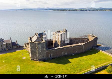 Veduta aerea del Castello di Blackness e del Firth of Forth, West Lothian, Scozia. Foto Stock