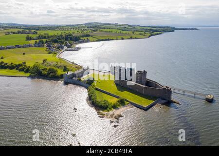 Veduta aerea del Castello di Blackness e del Firth of Forth, West Lothian, Scozia. Foto Stock