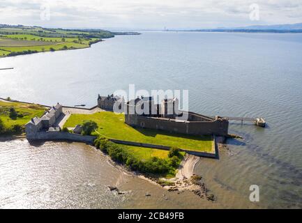 Veduta aerea del Castello di Blackness e del Firth of Forth, West Lothian, Scozia. Foto Stock