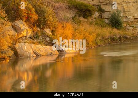 I hoodoos e le scogliere di arenaria si riflettono nel fiume latte, scrivendo sullo Stone Provincial Park, Alberta, Canada Foto Stock