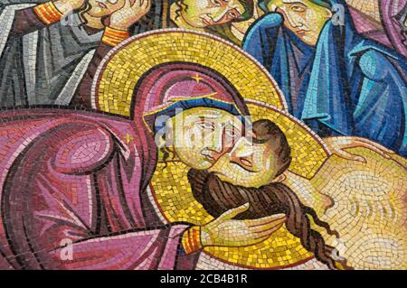 Gerusalemme, Israele - 15.04.2015. Primo piano del mosaico "la Croce discontinua" nel Santo Sepolcro Foto Stock