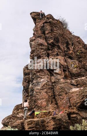 Arrampicata su roccia basaltica verticale in Frenchmen Coulee Vicino all'area dell'altopiano del fiume Columbia, Washington state Foto Stock