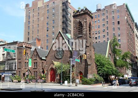 L'edificio a luci di ulivata, New York. L'esterno di un edificio storico della chiesa e dell'ex nightclub nel quartiere Chelsea di Manhattan Foto Stock