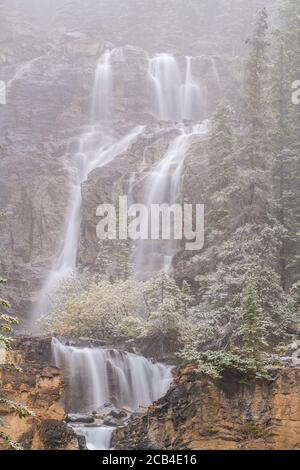 Neve fresca in autunno a Tangle Falls, Jasper National Park, Alberta, Canada Foto Stock