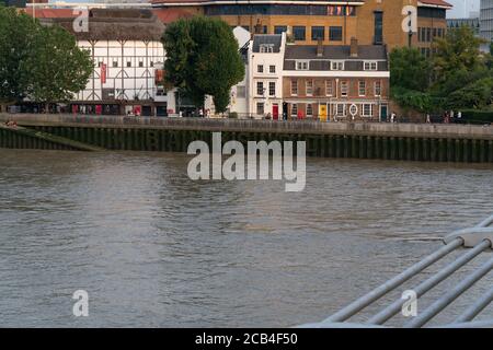 Globe di Shakespeare sul fiume tamigi Foto Stock