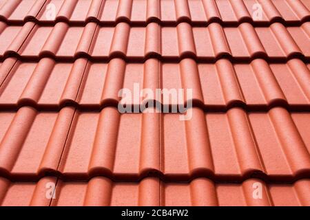 Tetto della casa con piastrelle classiche arancioni, texture, sfondo Foto Stock