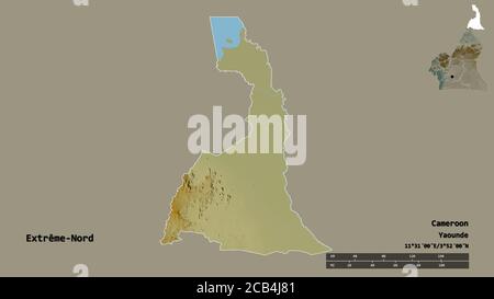 Forma di Extrême-Nord, regione del Camerun, con la sua capitale isolata su solido sfondo. Scala della distanza, anteprima della regione ed etichette. Relie topografiche Foto Stock