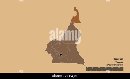 Forma desaturata del Camerun con la sua capitale, la principale divisione regionale e l'area separata Extrême-Nord. Etichette. Composizione di texture con motivi. Foto Stock