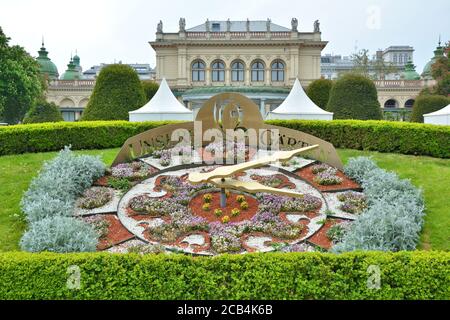 VIENNA, AUSTRIA - 02 MAGGIO 2016 : Orologio dei fiori a Stadtpark (parco cittadino) a Vienna, Austria. Foto Stock