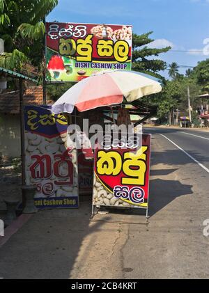 dh Kandy a Colombo strada principale NEGOZIO SRI LANKA Sri Lankan strada negozi lato strada vendita di noci di anacardi Foto Stock