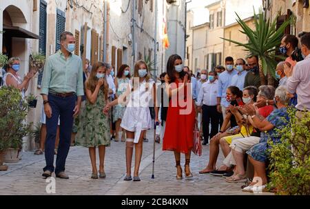 Petra, Spagna. 10 agosto 2020. Quando la famiglia reale spagnola visita Maiorca, Re Felipe VI. (l) e la regina Letizia (r) con le loro figlie Principessa Leonor (al centro, a sinistra) e Infanta Sofia camminano per le strade del villaggio di Petra. Sofia aveva precedentemente ferito la gamba e doveva camminare con un crutch. Credit: Clara Margais/dpa/Alamy Live News Foto Stock