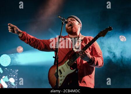 Tom Walker si esibisce in diretta sul palco presso l'OGR Office grandi riparazioni di Torino. Foto Stock