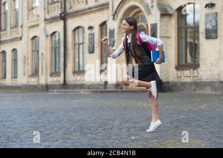 Vada per il grande. Happy child va a scuola il 1 settembre. Primo giorno di scuola. 1 settembre. Ritorno a scuola. Istruzione primaria. Avvio. Giorno della conoscenza. Il 1 settembre è arrivato. Foto Stock