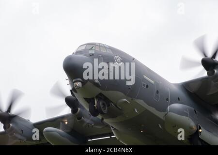 5760 U.S. Air Force Lockheed MC-130J Commando II Hercules (STRIX36) del 67a Special Operations Squadron (Night Owls) sul suo approccio finale in RAF Mildenhall. Giovedì 16 luglio 2020. (Credit: Jon Hobley | MI News) Foto Stock