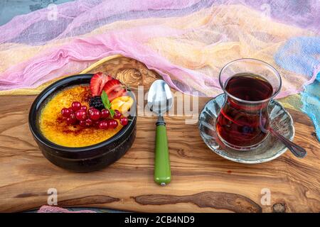 Cucina turca varietà di dessert. Muhallebi / Pudding fatto in casa. Budino di riso al forno latte turco dessert sutlac in casseruola di terracotta con foresta f Foto Stock