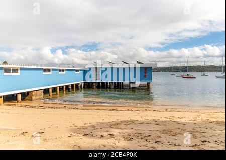 Facciata del Beach Club Restaurant a Watsons Bay su un Pomeriggio estivo nuvoloso con il cartello Covid-19 Foto Stock