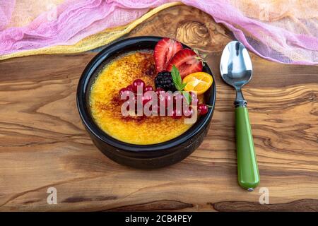 Cucina turca varietà di dessert. Muhallebi / Pudding fatto in casa. Budino di riso al forno latte turco dessert sutlac in casseruola di terracotta con foresta f Foto Stock