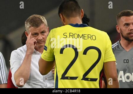Colonia, Germania. 10 agosto 2020. Calcio: Europa League, Manchester United - FC Copenhagen, Final-Eight, quarti di finale al Rhein-Energie-Stadium. OLE Gunnar Solskjaer (l), allenatore di Manchester, parla al portiere Sergio Romero durante la pausa extra. Credit: Federico Gambarini/dpa/Alamy Live News Foto Stock