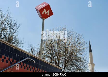 Un basso angolo di un segno della metropolitana nella stazione di Bilkent, Ankara, Turchia Foto Stock