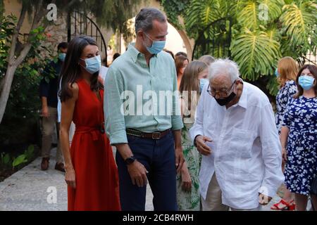 Petra, Spagna. 10 agosto 2020. Durante la visita della famiglia reale spagnola a Maiorca, il re Felipe VI. (M) e la regina Letizia si incontrano nel villaggio di Petra l'ex Console degli Stati Uniti d'America nelle Isole Baleari, Tummy Bestard, che è anche coinvolto nel museo del frate francescano Junipero Serra. I reali spagnoli hanno visitato il museo per il missionario che ha lavorato in California ed è considerato un co-fondatore di San Francisco. Credit: Clara Margais/dpa/Alamy Live News Foto Stock