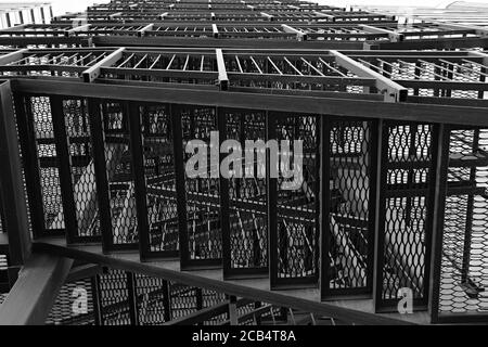 Il fuoco esterno in metallo fuoriesce da un edificio moderno, una moderna scala esterna in metallo Foto Stock