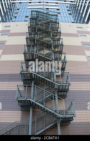 Il fuoco esterno in metallo fuoriesce da un edificio moderno, una moderna scala esterna in metallo Foto Stock