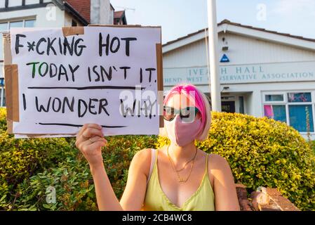 Estinzione la ribellione, filiale di Southend, ha effettuato una protesta contro il cambiamento climatico fuori dall'ufficio conservatore del deputato di Southend West. Attivista femminile Foto Stock