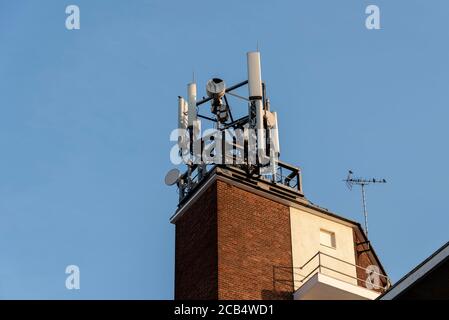 Telefono cellulare in cima a Chalkwell Lodge, un blocco di appartamenti residenziali. Installato da BT. Montanti dei telefoni cellulari Foto Stock