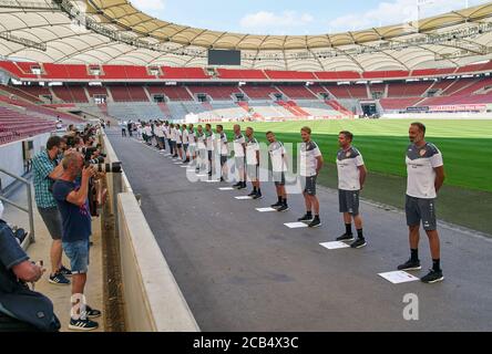 Stoccarda, Germania, 10 agosto 2020, Pellegrino MATARAZZO, allenatore VFB , con fotografo al VFB STUTTGART Media Day nella 1. Campionato di calcio tedesco, 1. Bundesliga, Stagione 2020/2021. © Peter Schatz / Alamy Live News Foto Stock