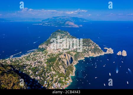 Vista aerea di Capri dalla cima del Monte Solero ad Anacapri. Capri è un'isola situata nel Mar Tirreno al largo della Penisola Sorrentina. Foto Stock